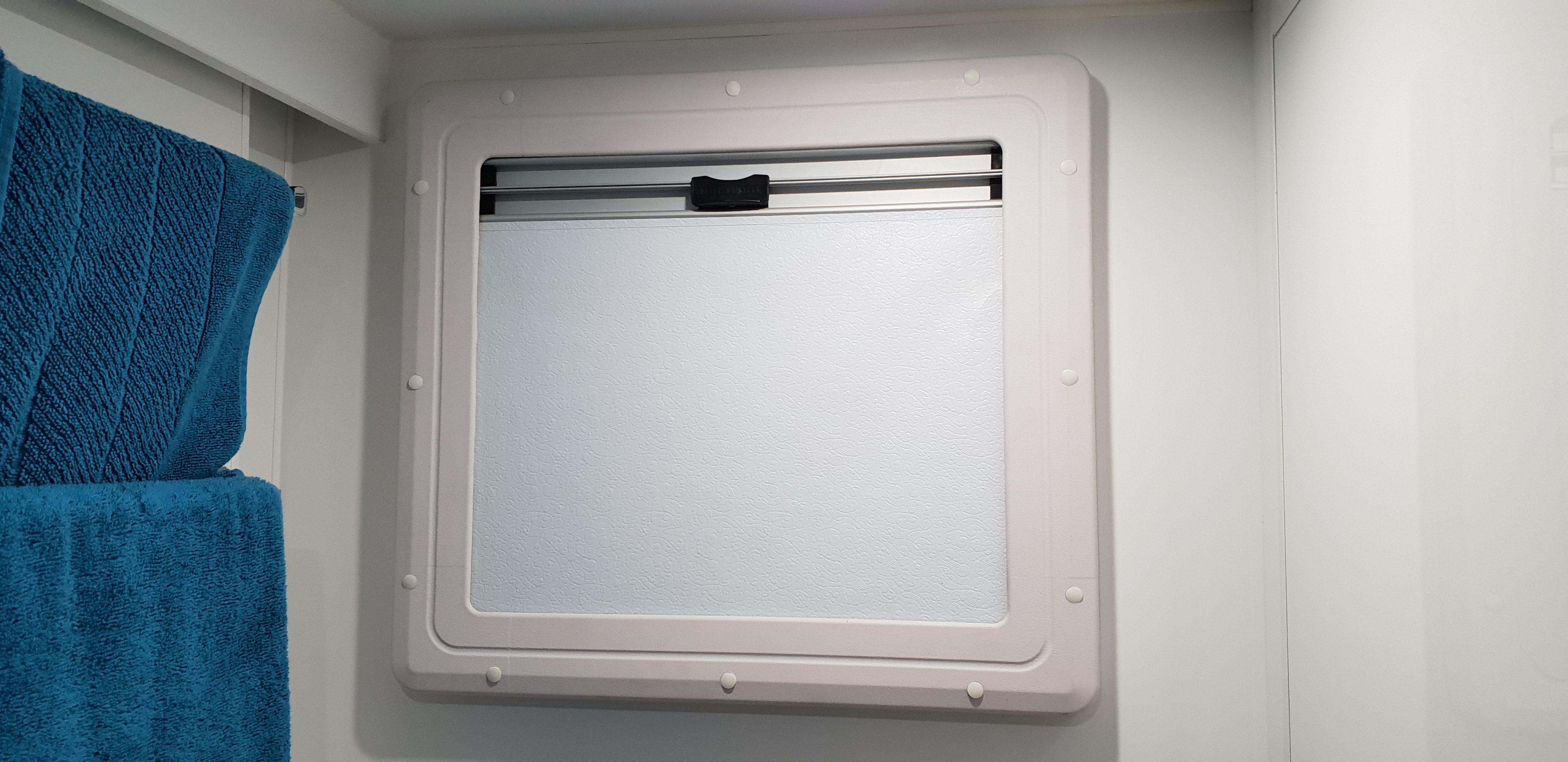 Dometic S4 Window inner Frame Assemblies Blind and Flyscreen - Everything  Caravans